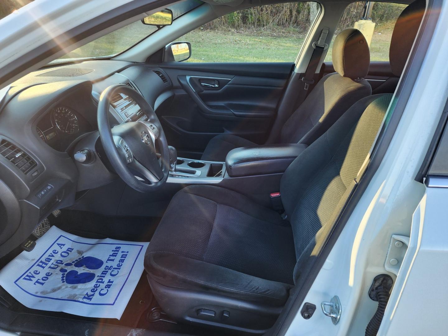 2015 WHITE /Black Nissan Altima 2.5 S (1N4AL3AP6FN) with an 2.5L L4 DOHC 16V engine, Continuously Variable Transmission transmission, located at 1221 Madison St., Shelbyville, TN, 37160, (931) 680-9439, 0.000000, 0.000000 - Photo#5